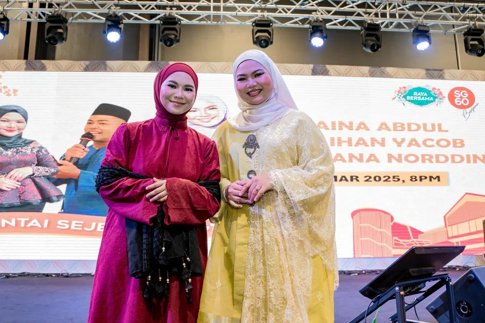 Penyanyi terkenal Malaysia, Aina Abdul (kiri), menyanyikan dua lagunya, ‘Jangan Mati Rasa Itu’ dan ‘Berkunjung Di Hari Raya’ semasa acara Santai Sejenak, anjuran Wisma Geylang Serai (WGS), pada 25 Mac. Turut memeriahkan acara itu ialah penyanyi tempatan, Suryana Norddin.