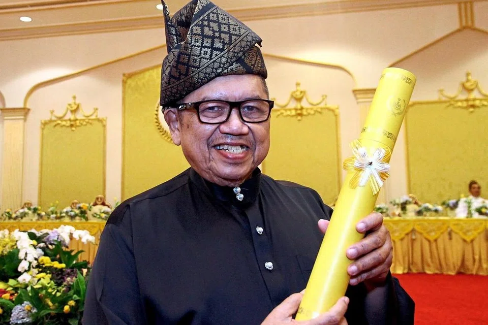SATU PENGHORMATAN: Kartunis popular, Lat, mendapat pengiktirafan dan dianugerahkan gelaran Seniman Diraja.