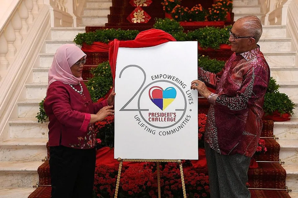 LOGO BARU: Presiden Halimah Yacob dan suaminya, Encik Mohamed Abdullah Al-Habshee, melancarkan logo dan visi baru Cabaran Presiden semasa rumah terbuka Istana sempena Tahun Baru Cina Ahad lalu. - Foto BH oleh KHALID BABA