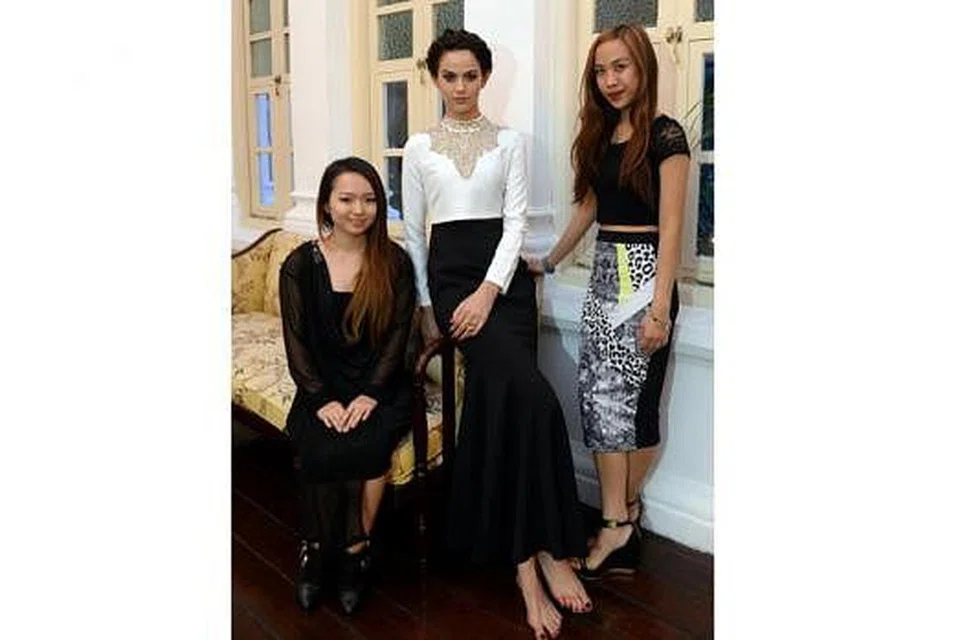 SENTUHAN EKSKLUSIF: Pereka fesyen Zalia, Cik Vicole Lang (kiri), mendapat inspirasi daripada koleksi pakaian pereka fesyen terkenal dunia untuk menghasilkan koleksi Raya Zalora buat julung-julung kalinya tahun ini. Teman sekerjanya, Cik Farah Suhaila (kanan), membantu memberikan tip dan juga terlibat dalam proses kajian sebelum menghasilkan Zalia. Model (tengah) mengenakan salah satu pakaian daripada koleksi Raya Zalia. - Foto TAUFIK A. KADER