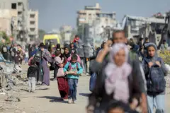 Rakyat Palestin terpaksa berpindah selepas diarahkan tentera Israel untuk mengosongkan bahagian utara Gaza di tengah-tengah operasi ketenteraan Israel, di Jabalia, utara Jaluran Gaza pada 22 Oktober.
