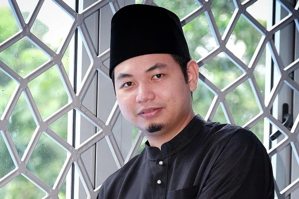 USIA BUKAN PENGHALANG: Ustaz Muhammad Zuhaili Md Yusof, yang menjadi naib kadi sejak awal tahun lalu, tidak melihat faktor usia muda sebagai penghalang membimbing pasangan. - Foto BM oleh KHALID BABA