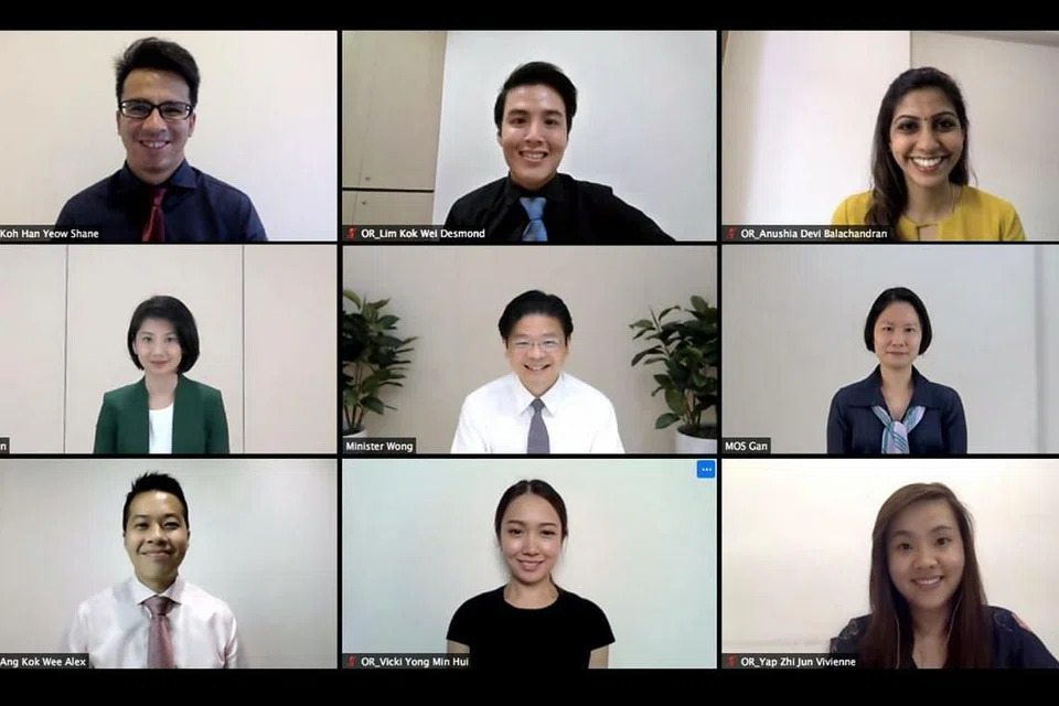 PENDIDIK MUDA DIIKTIRAF: Enam pendidik muda antara usia 28 dengan 34 tahun pula menerima Anugerah Belia Cemerlang dalam Pendidikan (OYEA) daripada Menteri Pendidikan, Encik Lawrence Wong. - Foto KEMENTERIAN PENDIDIKAN (MOE)