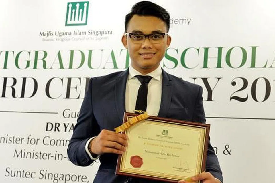 DALAMI ILMU ISLAM: Ustaz Muhammad Azfar Anwar ingin memperkenal semula keindahan Islam menerusi pelbagai perspektif. Beliau berkata demikian dalam upacara penyampaian PGS Isnin lalu di Pusat Konvensyen Suntec City. - Foto M.O. SALLEH