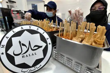 Dengan jumlah penduduk Muslim sebagai majoriti di Malaysia, premis serta produk makanan dan minuman yang memiliki sijil halal memberi nilai tambah yang besar dalam pertumbuhan perniagaan mereka. 