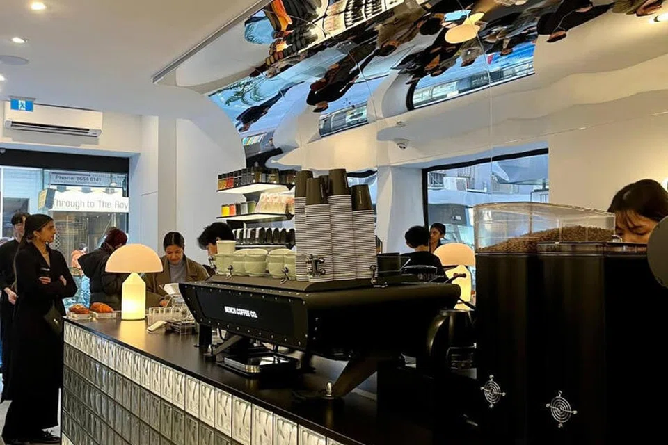 BUDAYA KOPI: Kafe Bench Coffee Co yang terletak di Little Collins Street.