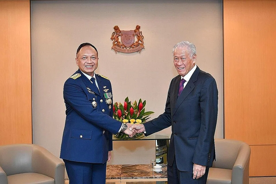 KUKUH HUBUNGAN ERAT: ACM Fadjar (kiri) disampaikan Pingat Jasa Gemilang (Tentera) oleh Dr Ng dalam majlis pelantikan yang diadakan di Kementerian Pertahanan (MINDEF) pagi semalam. - Foto MINDEF