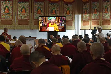 Pemimpin kerohanian Tibet, Dalai Lama, berucap dalam satu siaran video sempena permulaan Persidangan Keagamaan Tibet ke-15, iaitu pertemuan pemimpin-pemimpin agama yang berlangsung di McLeod Ganj, berhampiran Dharamsala, India  pada 2 Julai 2025. Dalam ucapan itu, Dalai Lama yang hidup dalam buangan mengesahkan bahawa institusi berusia 600 tahun itu akan diteruskan selepas kematiannya — satu keputusan yang memberi kesan besar kepada para pengikut Buddha di seluruh dunia.