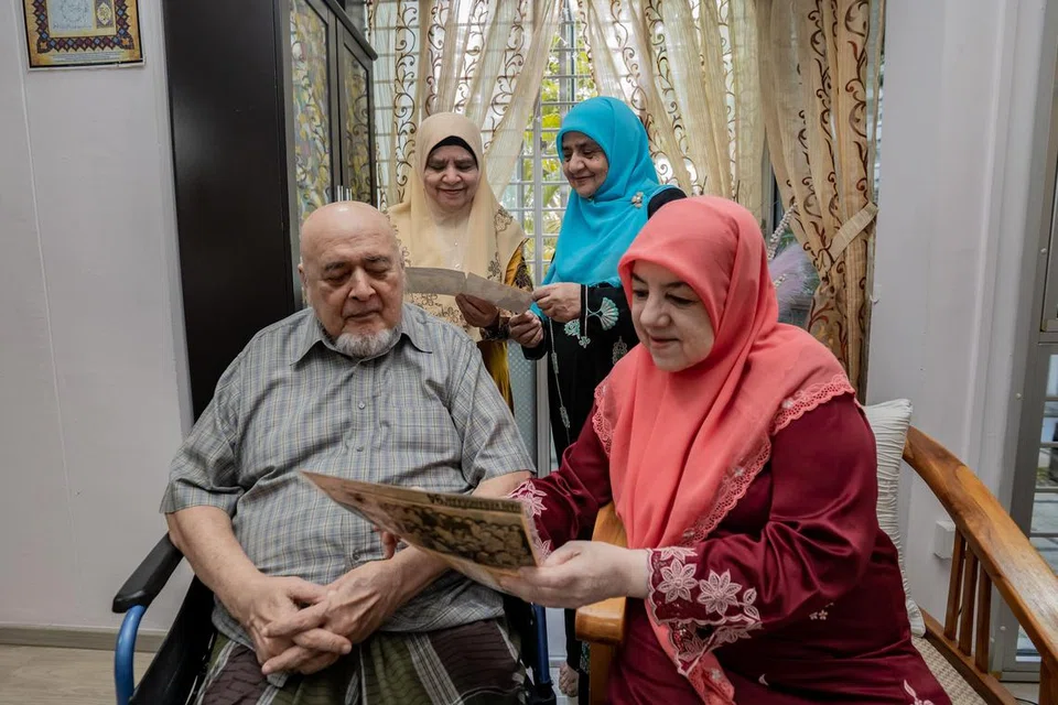 MEMBESAR ‘DIKELILINGI’ DAUN TEH: Encik Abdul Razak Sibli bersama isteri, Cik Shaeeda Ismail Musa Arif (kanan, duduk), membelek keratan akhbar lama yang memaparkan iklan produk teh Haroon Bin Ali yang juga dikenali sebagai teh cap pokok kelapa. Adik-beradik Encik Abdul Razak, Cik Haniffa Sibli (kanan, berdiri) dan Cik Aziza Sibli juga telah membantu pasangan tersebut mengusahakan perniagaan mereka selama hampir tiga dekad.