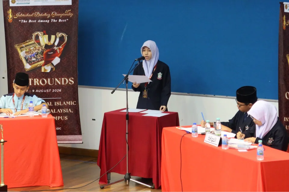 Pembahas terbaik daripada Madrasah Aljunied Al-Islamiah, Nuha Zahra Mohamad Adil (dua dari kiri), berkata kerjasama antara rakan sepasukan merupakan antara aspek penting dalam debat.