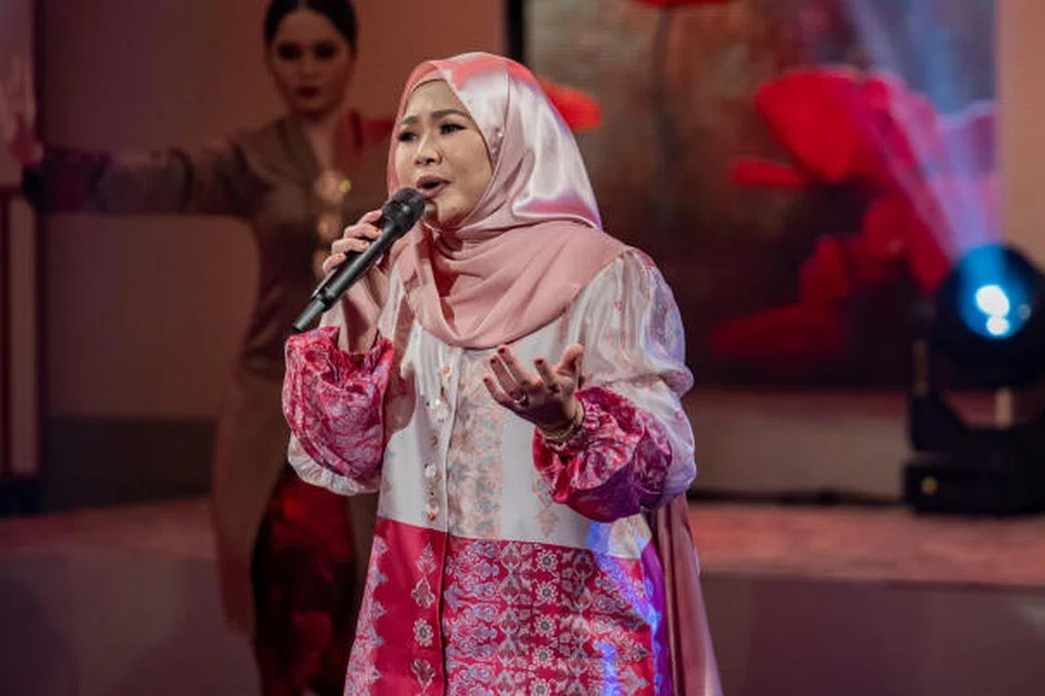 Penyanyi Singapura, Suryana Norddin, berkata bayaran untuk persembahan harus mengikut keadaan dan jangan pula band dengan ramai orang turut dibayar $150 bagi setiap persembahan.