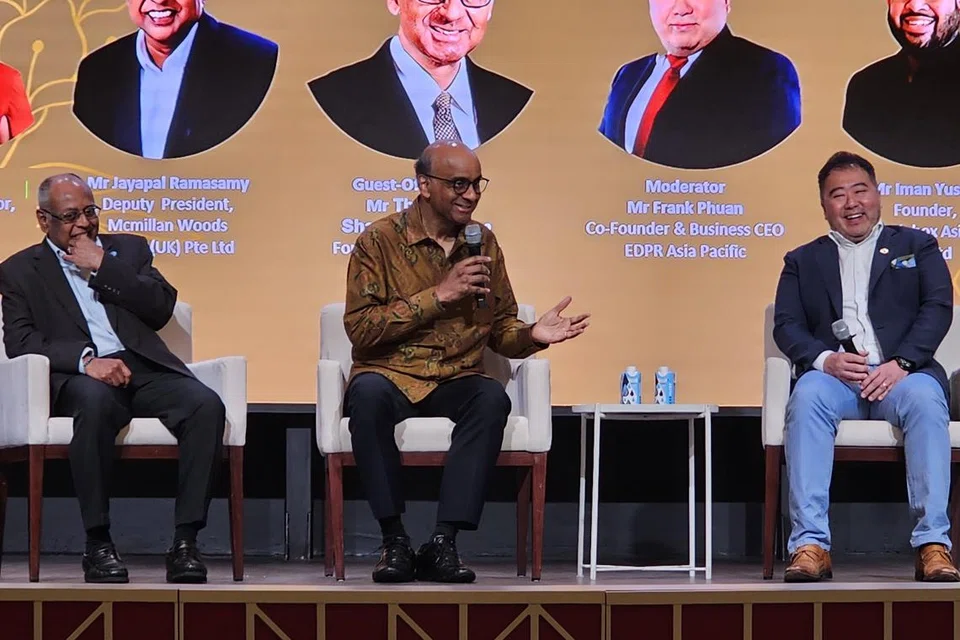 SELAMI BUDAYA LAIN: Mantan Menteri Kanan, Encik Tharman Shanmugaratnam (tengah), semasa acara Hari Keharmonian Kaum di bangunan Dewan Perniagaan dan Perusahaan Cina Singapura (SCCCI) di Hill Street, menggalak para peniaga dan pelajar agar meningkatkan usaha mendalami budaya dan bahasa bangsa lain demi memperkukuhkan masyarakat.