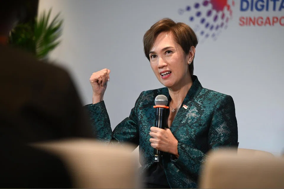 Dalam catatan di Facebook, Menteri Perhubungan dan Penerangan, Cik Josephine Teo berkata terdapat cara melahirkan pandangan mengenai konflik Israel-Hamas, yang tidak melanggar undang-undang negara atau sebabkan perbalahan dalam masyarakat.
