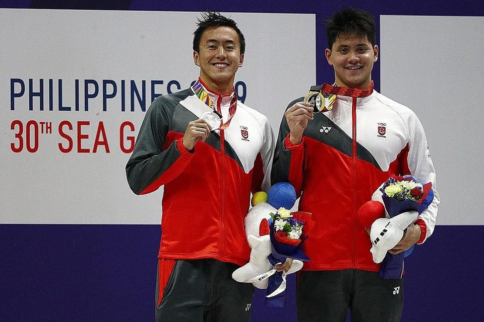TERUS BERLATIH: Dua perenang negara, Quah Zheng Wen (kiri) dan Joseph Schooling telah kembali ke tanah air untuk berlatih susulan penularan wabak Covid-19. Zheng Wen telahpun berangkat ke Amerika Syarikat untuk menyambung latihan di sana manakala Schooling pula masih belum membuat keputusan dan akan terus berlatih di sini. - Foto fail 2019