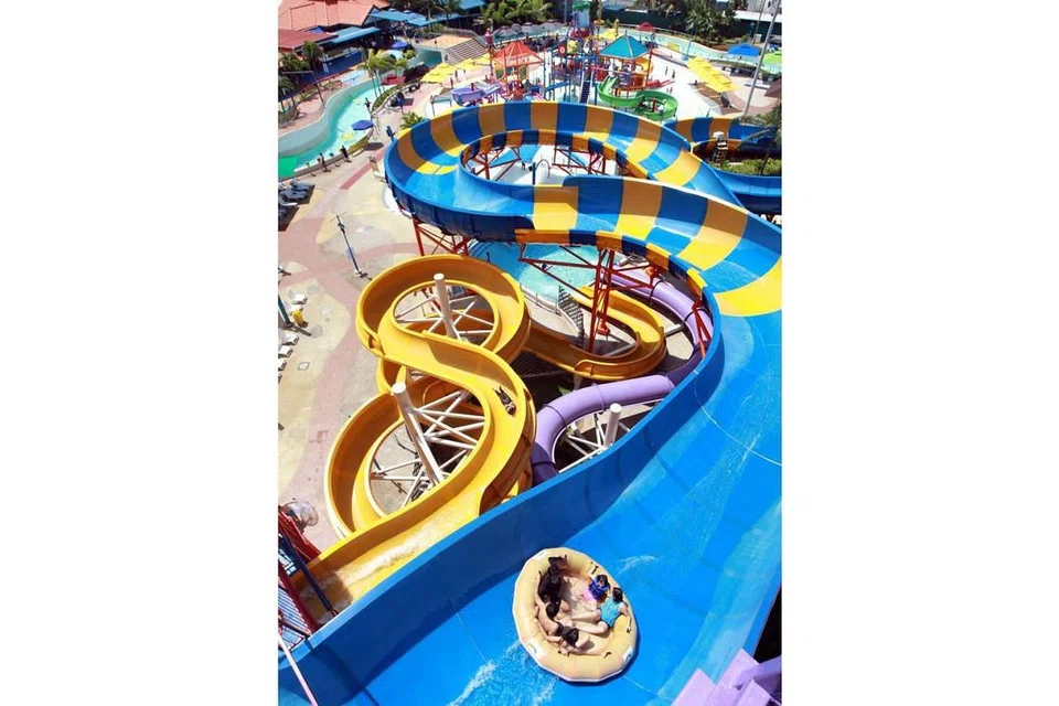 LUANGKAN HARI ANDA DI TAMAN AIR WILD WILD WET: Dari permainan mendebarkan hingga ke kegiatan santai, pengunjung boleh menikmati hari yang seronok, sesuai bagi semua lapisan umur, kanak-kanak hingga ke warga dewasa. Taman air Wild Wild Wet yang terletak di daerah timur Singapura itu telah diluaskan pada 2016, dan kini mempunyai lebih banyak permainan, yang mesra keluarga. Pengunjung tidak perlu khuatir tentang keselamatan, kerana jaket keselamatan dan pelampung tersedia. Penyelamat juga akan ada di tarikan air itu. Wild Wild Wet kini menawarkan promosi dan maklumat lanjut boleh didapati di laman webnya. - Foto ZAOBAO