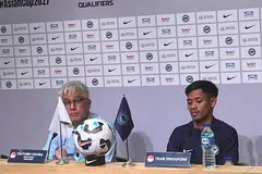 Ketua jurulatih Singapura, Tsutomu Ogura (kiri), bersama pemain tengah Singapura, Shah Shahiran di taklimat media sebelum perlawanan Singapura menentang Hong Kong di Stadium Negara pada 24 Mac.