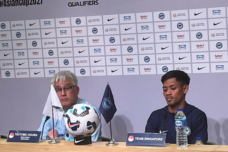 Ketua jurulatih Singapura, Tsutomu Ogura (kiri), bersama pemain tengah Singapura, Shah Shahiran di taklimat media sebelum perlawanan Singapura menentang Hong Kong di Stadium Negara pada 24 Mac.