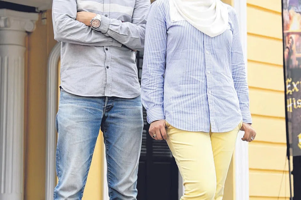 KONSEP BARU: Syarikat Amazing Chambers Singapura yang dikendalikan oleh pasangan suami isteri, Encik Hendra Harjuna dan Cik Nur Izzati Mohamed Yusof, yang juga pemilik syarikat tersebut, merupakan penyewa baru Gedung Kuning yang bersejarah ini. - Foto BH oleh AZMI ATHNI