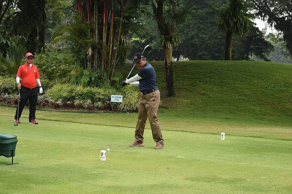 GOLF AMAL: Encik Masagos (kanan) memukul bola golf di acara golf amal semalam. Bersama beliau ialah Encik Abdul Rohim. Acara golf amal yang diadakan oleh Casa Radha buat julung-julung kali itu berjaya mengumpulkan derma sekitar $120,000. - Foto CASA RAUDHA