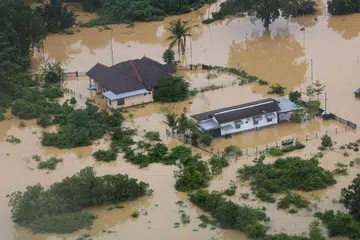NAIK AIR: Beberapa kawasan dinaiki air ketika tinjauan udara di sekitar Besut, Hulu Terengganu dan Setiu baru-baru ini. 
