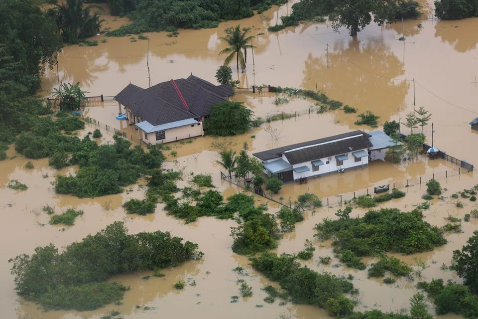 NAIK AIR: Beberapa kawasan dinaiki air ketika tinjauan udara di sekitar Besut, Hulu Terengganu dan Setiu baru-baru ini. 