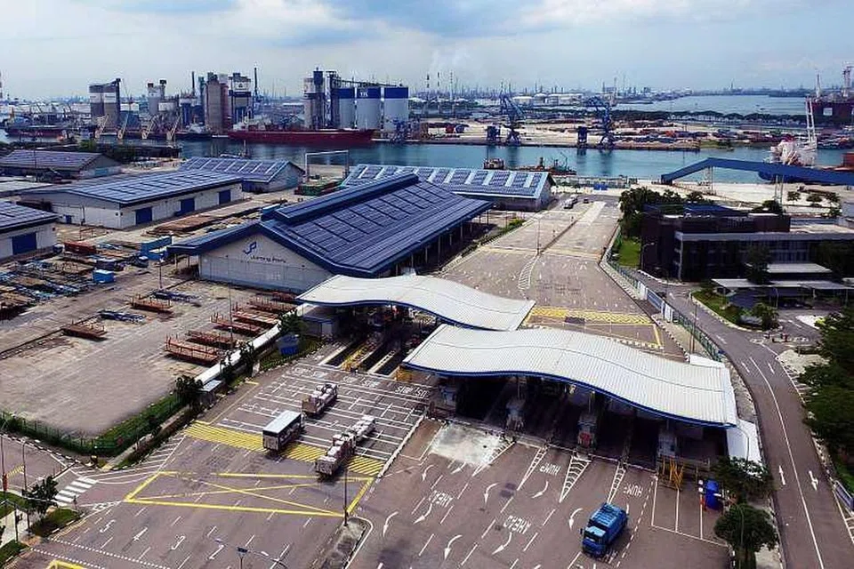 Pelabuhan Jurong, sebuah pelabuhan pelbagai guna.