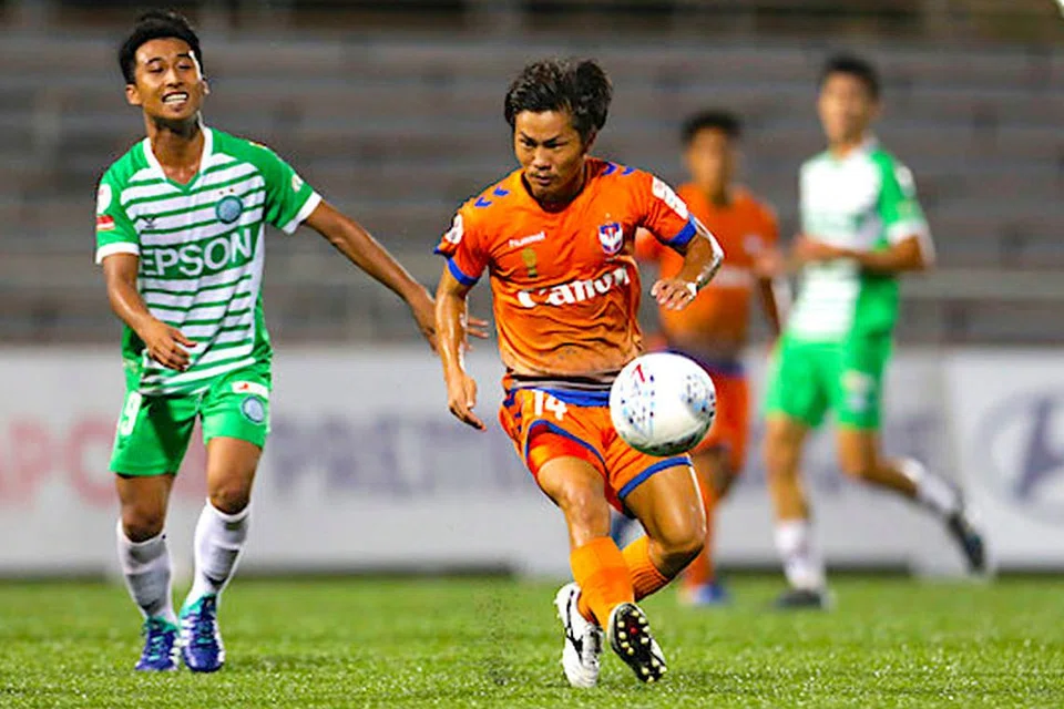SUMBANGKAN GOL: Tunggak midfield Albirex, Taku Morinaga (kanan), turut menjaringkan gol ketiga pasukannya semasa kemenangan besar 5-0 ke atas Geylang International. - Foto FACEBOOK ALBIREX NIIGATA