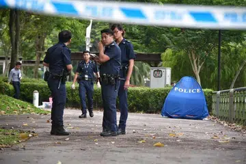 Pegawai polis dan sebuah khemah biru dilihat dekat Sungai Kallang, tempat mayat seorang wanita berusia 60 tahun itu ditemui. 