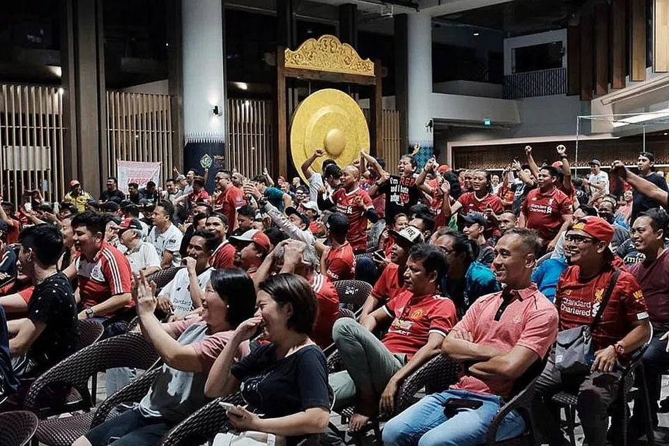 Ratusan penonton dilihat menyaksikan perlawanan bola sepak yang ditunjukkan di Persada Budaya di Wisma Geylang Serai dalam gambar yang diambil pada 2019 ini. WGS antara tempat yang akan mengadakan tayangan siaran langsung perlawanan bola sepak antara Singapura dengan Vietnam dalam pusingan pertama separuh akhir Piala AFF Mitsubishi Electric pada 26 Disember.