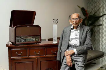 NASIHAT BAGI GENERASI MUDA: Encik Yusnor ingatkan generasi muda hari ini, jika ingin berkarya, buatlah dengan sempurna dan dengan penuh dedikasi, dan bukan kerana inginkan nama atau dikenali semata-mata. - Foto BH oleh MUHAMMAD HASIF AZMI