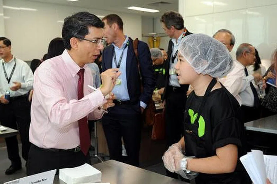 SEDIAKAN PELAJAR BAGI ALAM PEKERJAAN: Profesor Madya Muhammad Faishal berinteraksi dengan pelajar tahun ketiga Politeknik Republic, Cik Nicole Lee, di makmal baru Nu3Lab. - Foto POLITEKNIK REPUBLIC