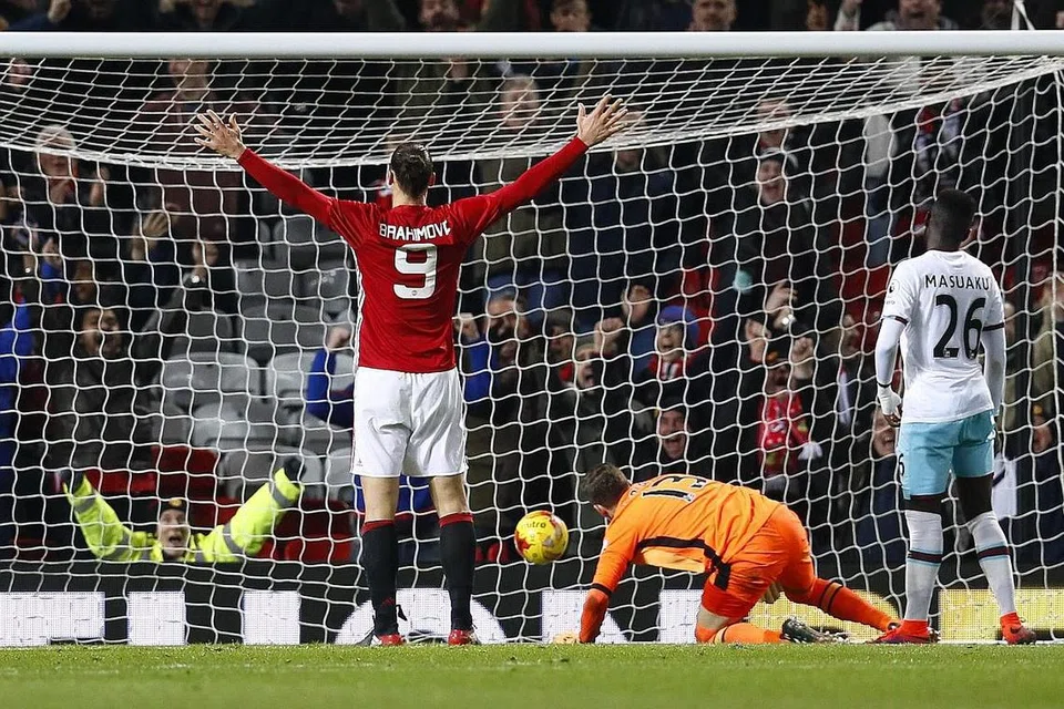 TANGAN KEMENANGAN: Bintang penyerang Manchester United, Zlatan Ibrahimovic (berjersi merah), meraikan gol keempat pasukannya semasa kemenangan ke atas West Ham dalam pertemuan suku akhir Piala Liga dinihari semalam. - Foto REUTERS