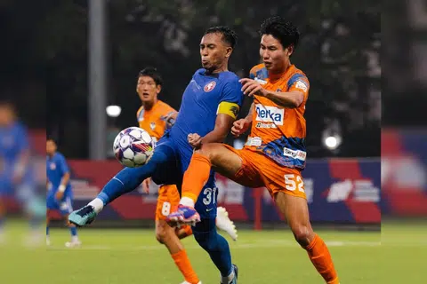 Pemain pertahanan Albirex, Kenn Yoshimura (kanan), bergelut untuk mendapatkan bola daripada kapten Young Lions, Ryan Sanizal. 