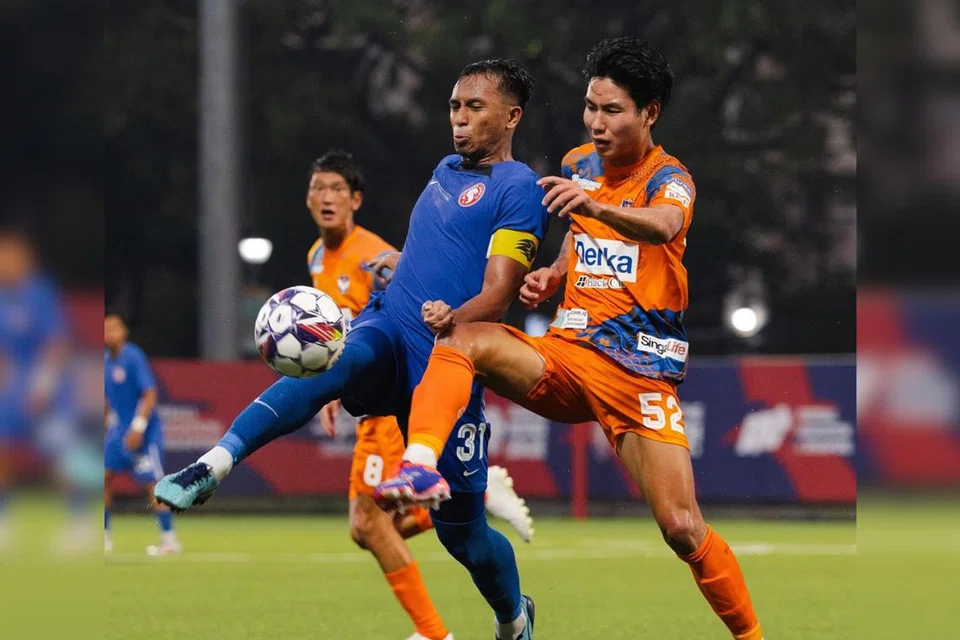 Pemain pertahanan Albirex, Kenn Yoshimura (kanan), bergelut untuk mendapatkan bola daripada kapten Young Lions, Ryan Sanizal. 