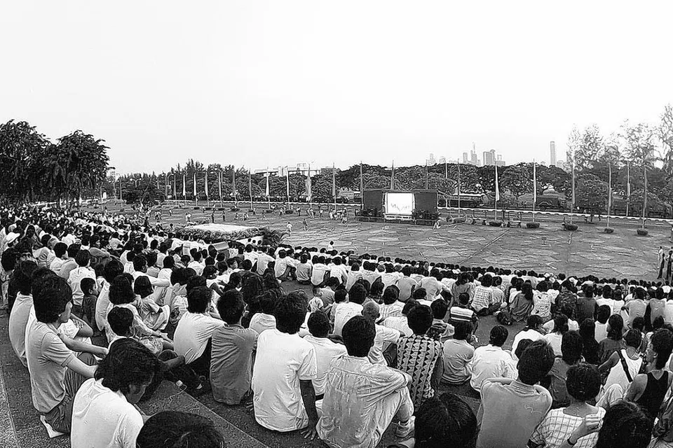 1986: Sekitar 4,000 orang yang tidak mendapat tiket menyaksikan perbarisan di skrin raksasa yang disediakan di luar Stadium Negara.