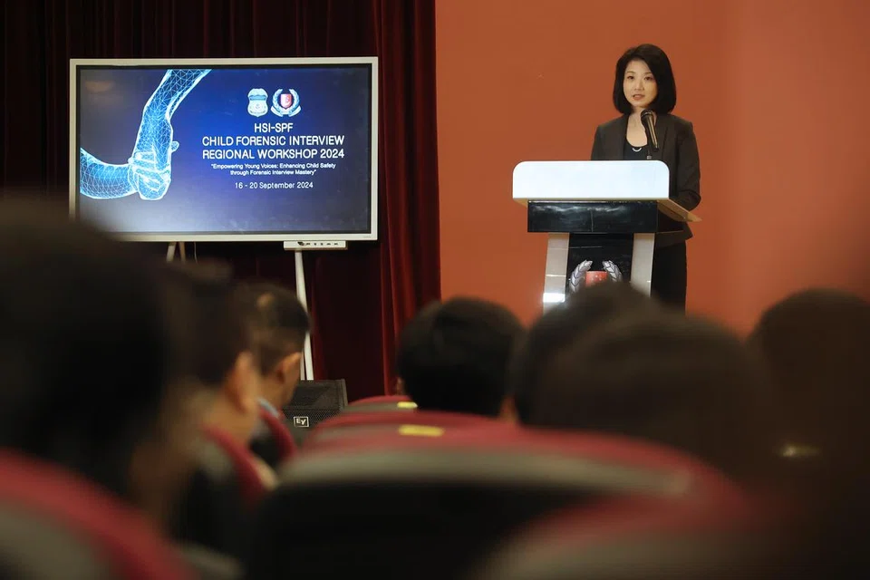 Menteri Negara (Ehwal Dalam Negeri merangkap Pembangunan Sosial dan Keluarga), Cik Sun Xueling, semasa berucap di bengkel forensik kanak-kanak antara Siasatan Keselamatan bagi Amerika Syarikat dan Pasukan Polis Singapura (SPF) di Kompleks Polis Cantonment pada 16 September.