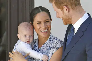 PERANAN BARU: Putera Harry dan Meghan, kelihatan bersama anak mereka Archie , mahu peranan baru yang "progresif" dan kebebasan kewangan. - Foto REUTERS