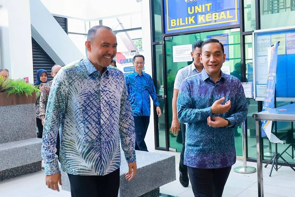 Pengerusi Jawatankuasa Perumahan dan Kerajaan Tempatan Johor, Datuk Mohd Jafni Md Shukor (kiri), bersama Menteri Besar Johor, Datuk Onn Hafiz Ghazi (kanan), menghadiri Mesyuarat Jawatankuasa Perancangan Johor di Kota Iskandar.