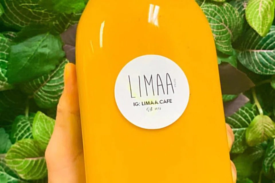 Bancuhan minuman kunyit dengan beberapa ramuan herba lain termasuk halia, serai, lemon, lada hitam dan madu yang dipercayai dapat menyembuhkan radang di dalam tubuh.