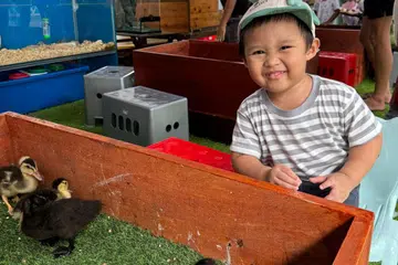 Anak penulis, Muhammad Uwais Jefnilham, tersenyum lebar dapat menyentuh banyak haiwan di Zoo Mini Desaru.