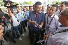 GIAT BERKEMPEN: Encik Saiful melawat tempat pengundian awal di Hangar Pusat Latihan Asas Tentera Darat (Pusasda) dan di Dewan Serbaguna, Kem Segenting, Port Dickson kelmarin. - Foto FACEBOOK SAIFUL BUKHARI AZLAN