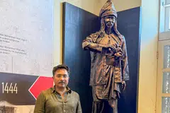 Penulis, Encik Sarafian Salleh, berkunjung ke muzium Melaka Stadthuys.