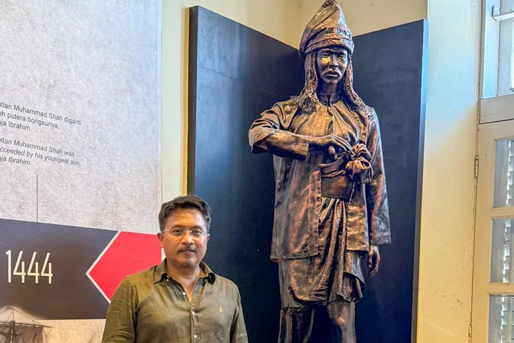 Penulis, Encik Sarafian Salleh, berkunjung ke muzium Melaka Stadthuys.