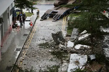 RUNTUH: Bangunan JTC Corporation di 3013 Taman Perindustrian Bedok E runtuh bahagian atap kelmarin. Tiada yang cedera. - Foto BH oleh GIN TAY