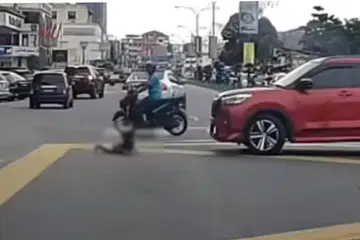 TERCAMPAK KELUAR: Seorang budak lelaki tercampak keluar dari sebuah kereta yang dipercayai dipandu oleh anggota keluarganya di Khota Bharu, Kelantan sebelum dilanggar dua kali oleh kereta lain.
