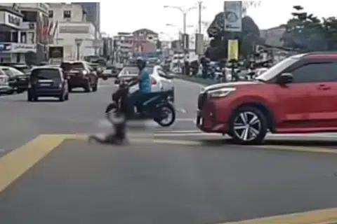 TERCAMPAK KELUAR: Seorang budak lelaki tercampak keluar dari sebuah kereta yang dipercayai dipandu oleh anggota keluarganya di Khota Bharu, Kelantan sebelum dilanggar dua kali oleh kereta lain.