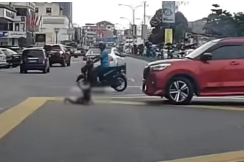 TERCAMPAK KELUAR: Seorang budak lelaki tercampak keluar dari sebuah kereta yang dipercayai dipandu oleh anggota keluarganya di Khota Bharu, Kelantan sebelum dilanggar dua kali oleh kereta lain.