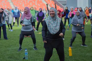 SENAM DAN RASA BAHAGIA: Meskipun buat seketika, senaman dipercayai boleh menimbulkan rasa bahagia bagi mereka yang mengamalkannya. - Foto fail