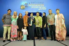 KELUARGA TUNGGAK SOKONGAN: Cik Zuraidah (tengah) bersama anggota keluarganya yang turut hadir di majlis jamuan Anugerah Jauhari Berita Harian malam kelmarin. - Foto M.O. SALLEH