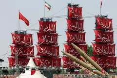 Peluru berpandu Zolfaghar dipamerkan di Dataran Azadi, Teheran, pada 24 Julai 2026 ketika Iran terus mempamerkan keupayaan ketenteraannya di tengah-tengah konflik dengan Amerika Syarikat. Walaupun kedua-dua negara menghentikan sementara serangan dan memberi ruang kepada usaha diplomatik, Teheran menegaskan ia hanya akan mengekalkan jeda itu selagi Washington tidak menyambung semula kempen pengeboman. Rundingan yang diusahakan Oman mengenai krisis di Selat Hormuz pula dilaporkan menunjukkan sedikit kemajuan, namun ketegangan di rantau itu masih kekal tinggi.